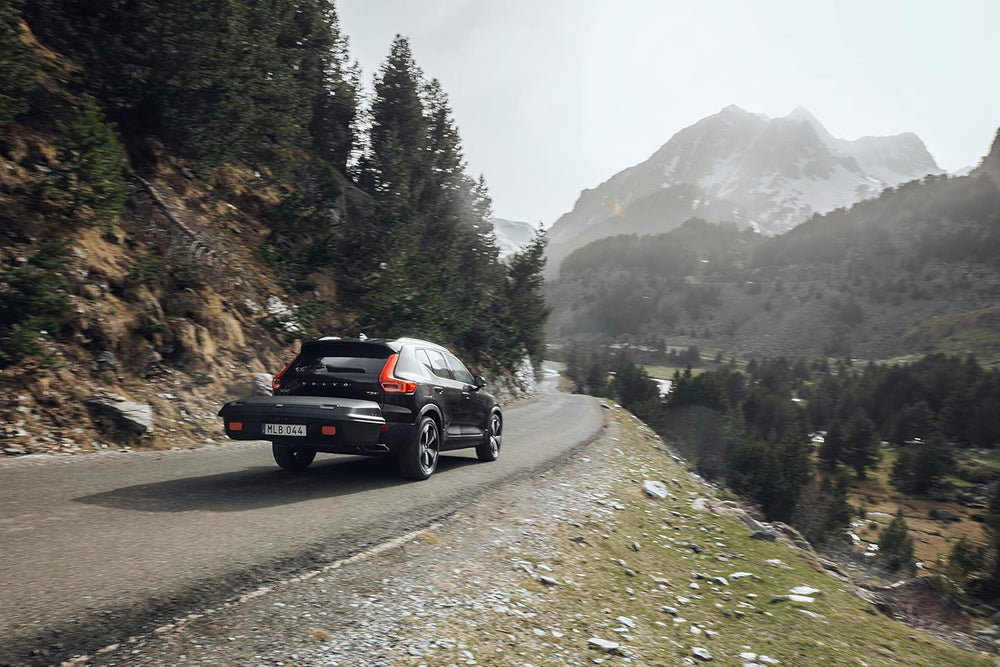 Thule Arcos Box L large hard-shell hitch cargo carrier